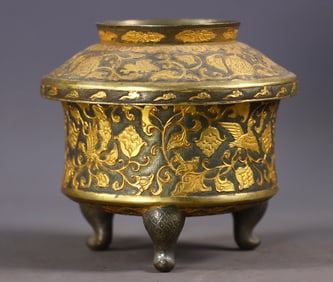 An Exquisite Gilt Bronze Lotus and Phoenix Pattern Tripod Cover Bowl
