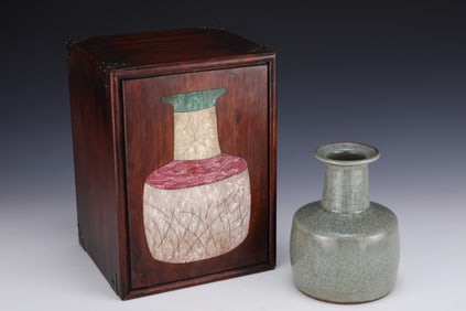 An Exquisite Guan yao Vase