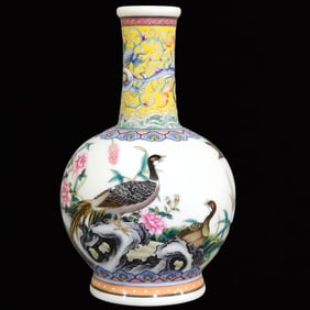 An Exquisite Enamel Flower and Bird Pattern Vase
