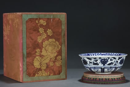 An Exquisite Blue and White Mandarin Duck Pattern Bowl