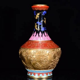 An Exquisite Gilt Carved Phoenix Pattern Vase