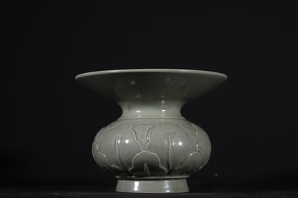 An Exquisite Yue yao Celadon Flower Pattern Jar