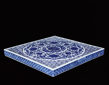 An Exquisite Blue and White Bats and Peach Pattern Tea Plate