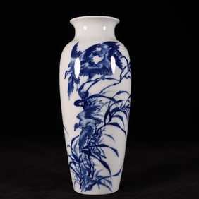 An Exquisite Blue and White Flower and Bird Pattern Vase
