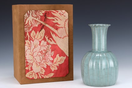 An Exquisite Guan yao Vase