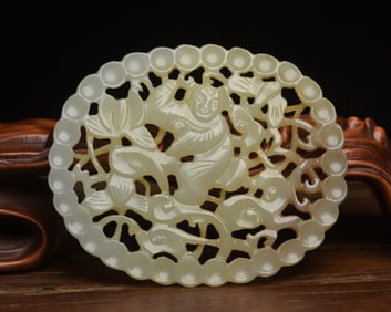 An Exquisite White Jade Figure Pattern Pendant