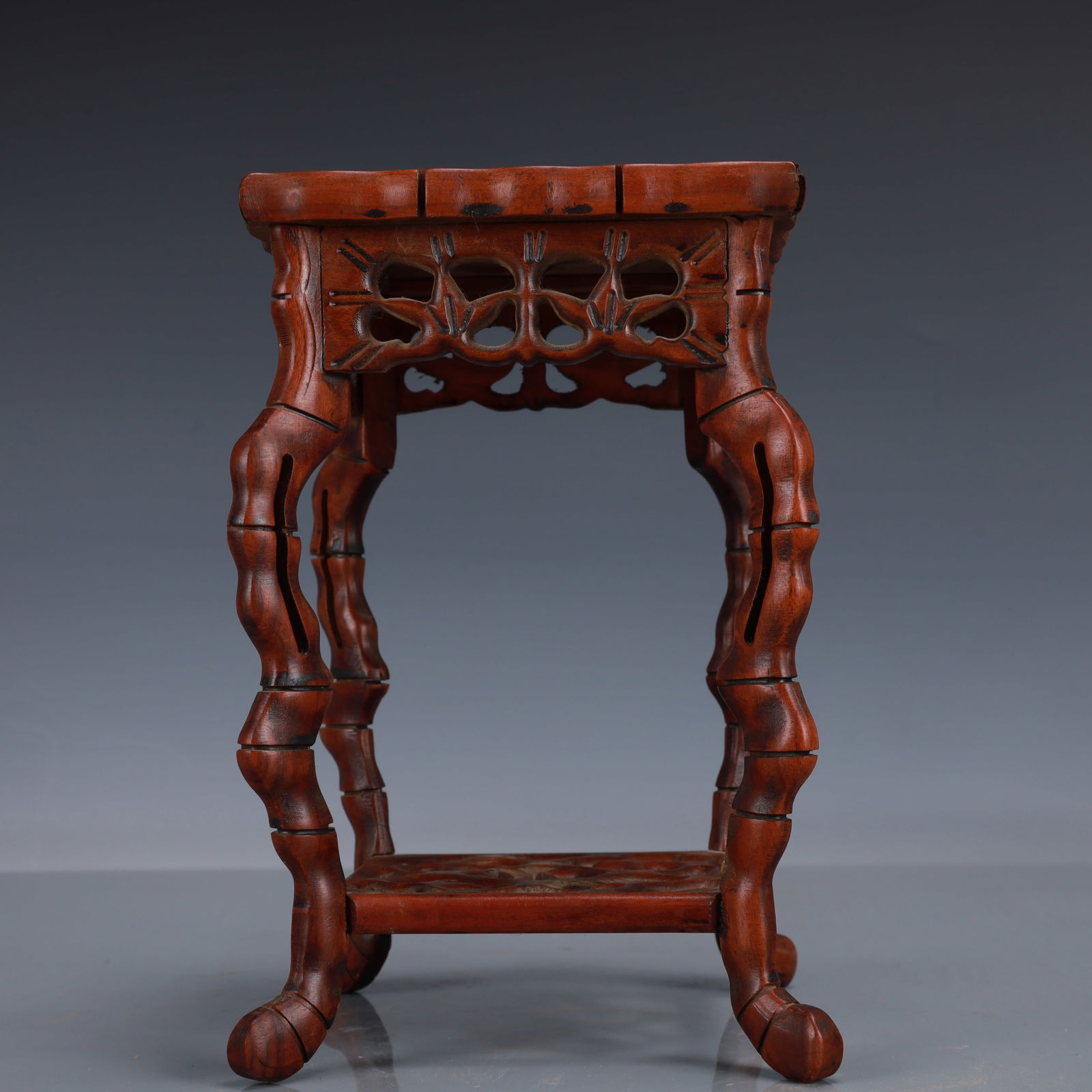 An Exquisite Boxwood Flower Table: An Exquisite Boxwood Flower Table,Qing Dynasty, China,Size:5.1inx8.3in,Weight:450g 黄杨木花架,中国清代,Size:13cmx21cm,Weight:450g