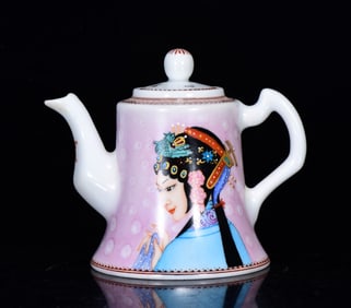 An Exquisite Famille-Rose Figure Pattern Ewer
