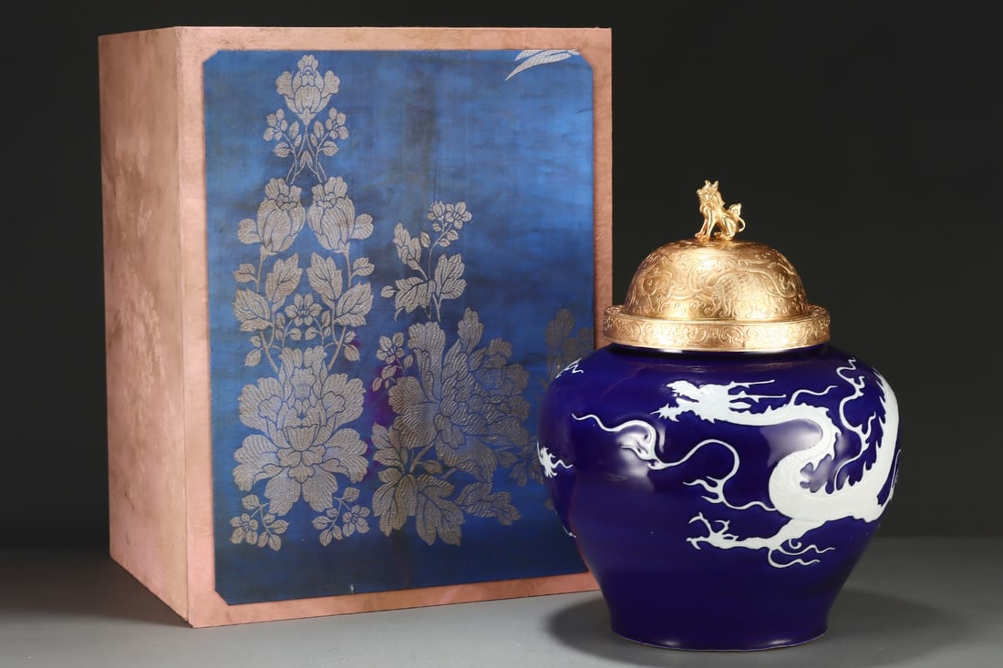 A Huge Ji Blue Glazed Dragon Pattern Jar,With Gilt Beast Cover