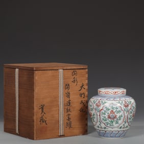 An Exquisite Doucai Flower Pattern With cover Jar