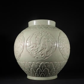 A Rare Yue yao Celadon Flower and Phoenix Pattern Jar