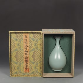 An Exquisite Ru yao Sky Blue Glazed Cover with Silver Vase,with an Imperial Poem by Emperor Qianlong