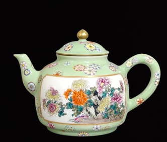 An Exquisite Green Glazed Painted Gold Chrysanthemum Pattern Teapot