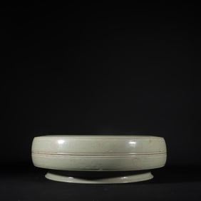 A Rare Yue yao Celadon Peacock Pattern Cover Box