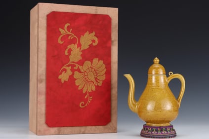 An Exquisite Yellow Glazed Auspicious Cloud and Dragon Pattern Ewer