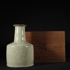 An Exquisite Guan yao Cover with Gold Vase
