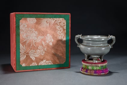 An Exquisite Guan yao Celadon Glazed Double-Ears and Tripod Censer