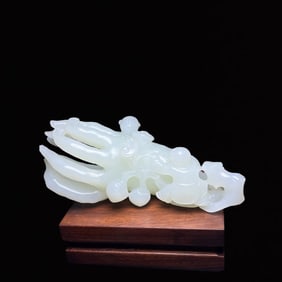 An Exquisite White Jade Bergamot Hand Piece