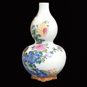 An Exquisite Famille-Rose Painted Gold Flower and Bird Pattern Gourd-Shaped Vase