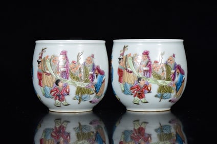 A Pair of Exquisite Famille-Rose Figure Pattern Bowls