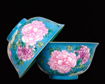A Pair of Exquisite Famille-Rose Blue Glazed Painted Gold Peony Pattern Bowls