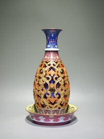 A Rare Yangcai Painted Gold Hollow Bats and Peach Pattern Gourd-Shaped Vase