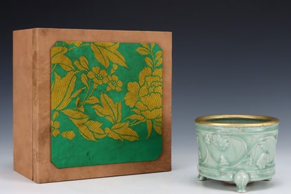 An Exquisite Longquan yao Cover with Gold Flower Pattern Tripod Censer