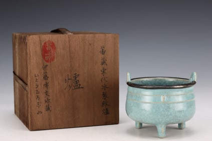 An Exquisite Ru yao Double-Ears and Tripod Censer