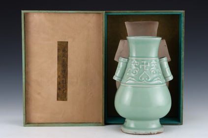 An Exquisite Longquan yao Celadon Glazed Double-Ears Vase