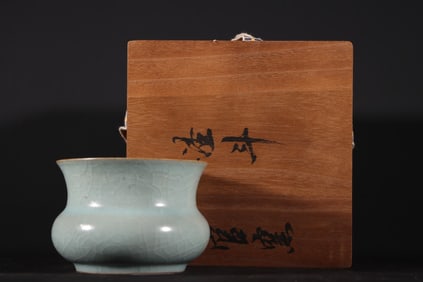 An Exquisite Long quan yao Jar