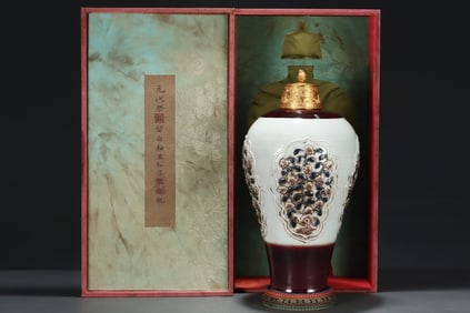 An Exquisite Underglaze-Red Painted Gold Flower Pattern Vase