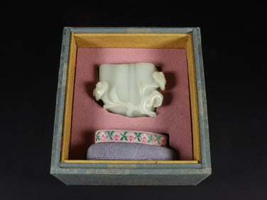 An Exquisite White Jade Flower Pattern Brush Washer