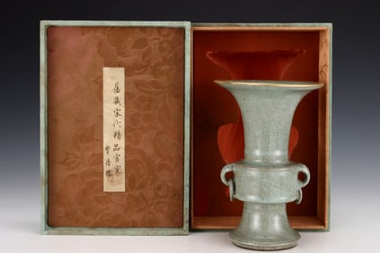 An Exquisite Guan yao Painted Gold Double-Ears Vase