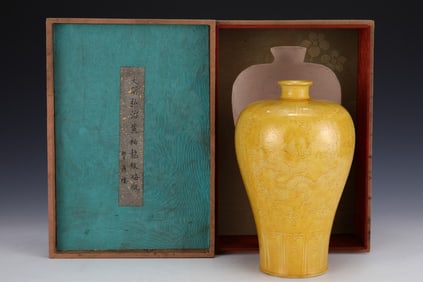 An Exquisite Yellow Glazed Dragon Pattern Auspicious Cloud Pattern Vase