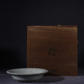 An Exquisite Guan yao Plate