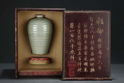 An Exquisite Long quan yao Vase