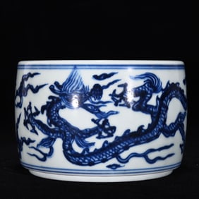 An Exquisite Blue and White Dragon Pattern Auspicious Cloud Pattern Jar