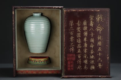 An Exquisite Long quan yao Vase