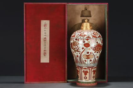 An Exquisite Iron-Red Painted Gold Lotus Pattern Fish and Lotus Pattern Vase