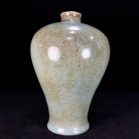 An Exquisite Guan yao Vase