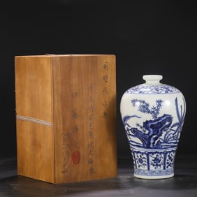 An Exquisite Blue and White Lotus Pattern Flower Pattern Vase