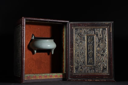 An Exquisite Celadon Glazed Guan yao Double-Ears and Tripod Censer