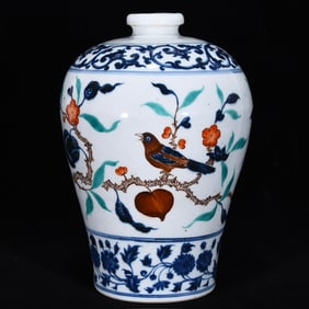An Exquisite Wucai Blue and White Flower and Bird Pattern Lotus Pattern Vase