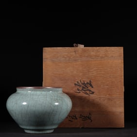 An Exquisite Guan yao Celadon Glazed Jar