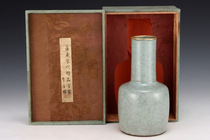 An Exquisite Guan yao Painted Gold Vase
