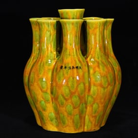 An Exquisite Yellow Glazed Vase