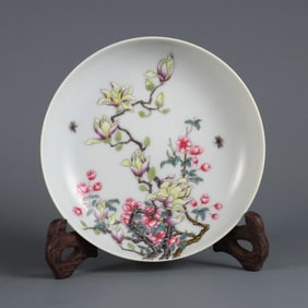 An Exquisite Enamel Yellow Glazed Flower and Butterfly Pattern Plate
