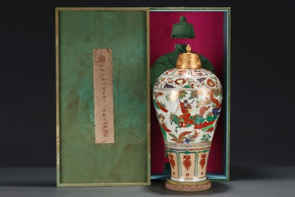 An Exquisite Wucai Painted Gold Lotus Pattern Character and Story Pattern Vase