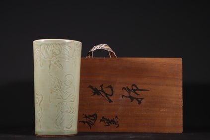 An Exquisite Long quan yao Character and Story Pattern Brush Pot