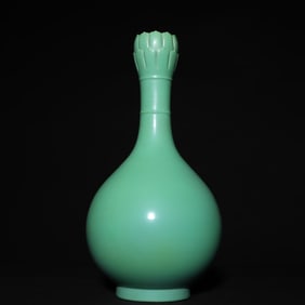 An Exquisite Green Glazed Vase